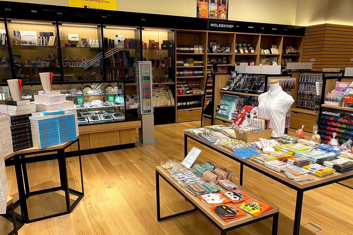 Kinokuniya Abu Dhabi Galleria Al Marya 03