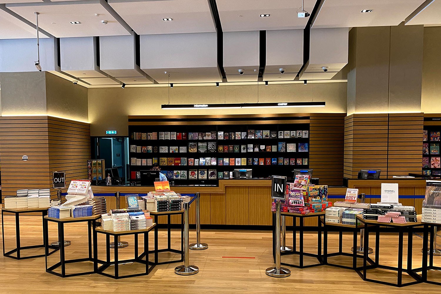 Kinokuniya Abu Dhabi Galleria Al Marya 11